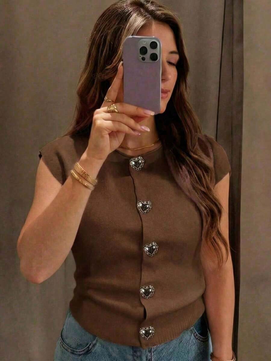 Camiseta sin mangas de punto para mujer, nueva colección primavera/verano, de estilo minimalista y elegante, con cuello redondo, diseño sin mangas, decoración con botón con forma de corazón, top corto y ajustado en color rosa, adecuado para uso casual, trabajo, viajes, citas, ceremonias de graduación y fiestas - Marrón - Ver 1