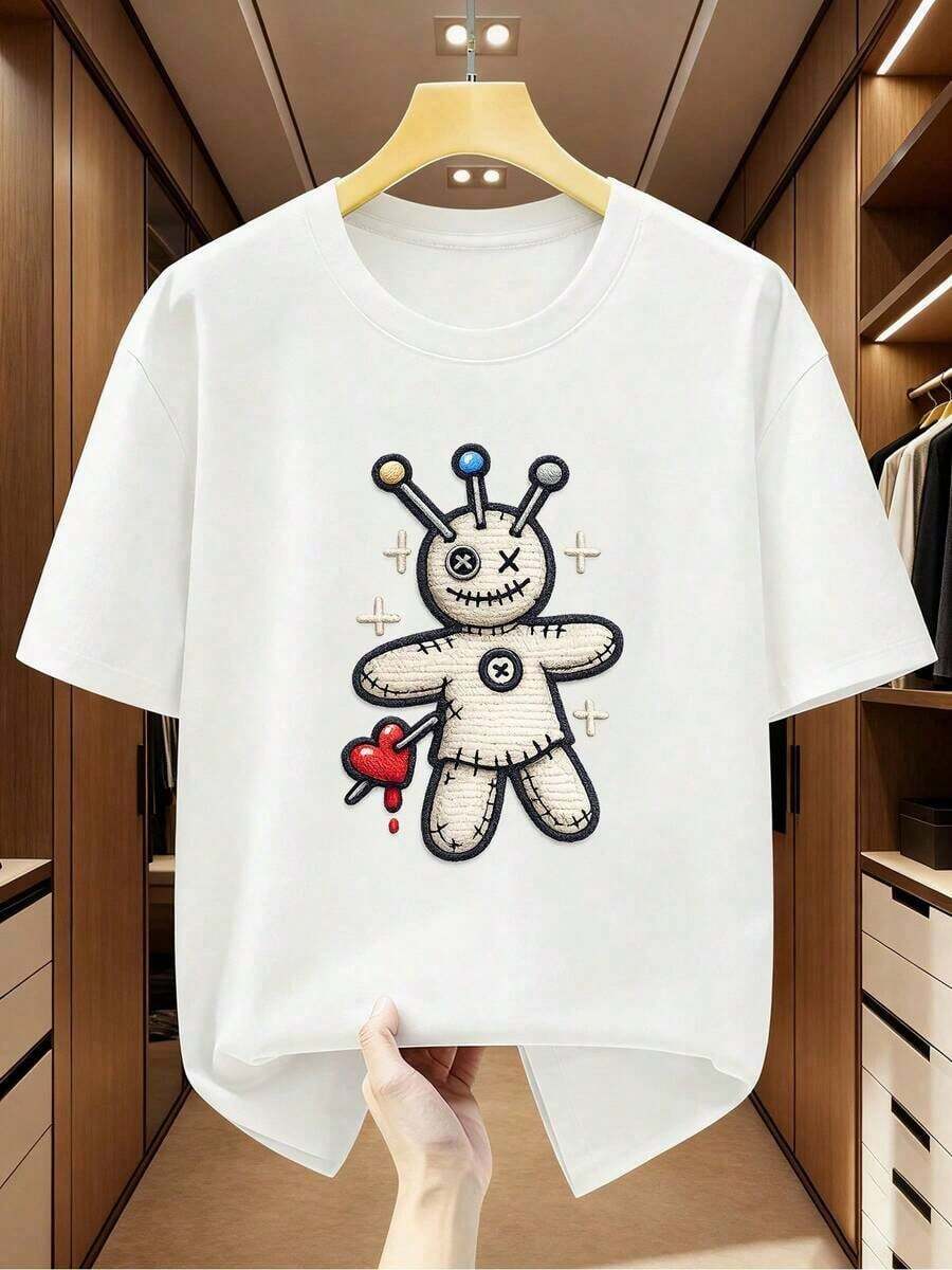 Camiseta cómoda de manga corta para hombre, hecha 100% de [material, si se especifica, por ejemplo, algodón], con un diseño de patchwork bordado con un patrón de muñeco peculiar, perfecta para el verano, talla grande. - Blanco - Ver 1