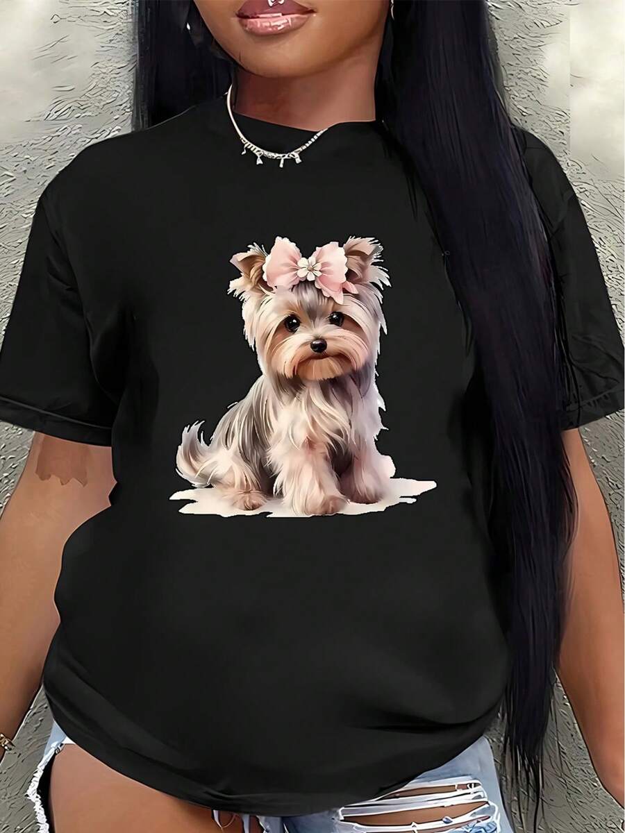 Camiseta de manga corta, ligera y duradera, con un bonito diseño estampado de Yorkshire Terrier, es perfecta para descansar en casa, comer en un restaurante o salir a disfrutar de un paseo tranquilo al aire libre. Está diseñada para la comodidad diaria y está confeccionada con un tejido suave. - Negro - Ver 1