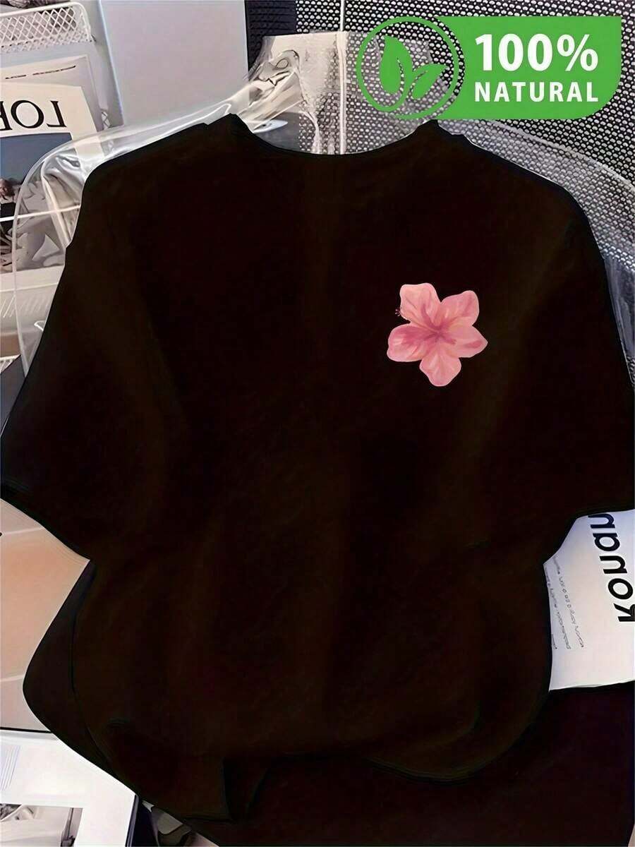 T-shirt negra con flor rosa bordada diseño exclusivo moda urbana estilo moderno México prenda única para combinar looks versátiles camiseta cómoda y fresca ideal para toda ocasión elemento chic en tu guardarropa must-have básico para expresar tu personalidad - Negro - Ver 1
