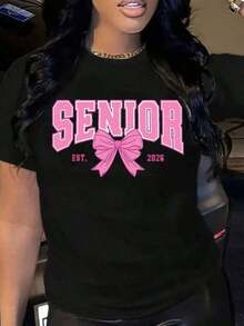 2026 New Arrival1 pieza Camiseta gráfica para mujer con lazo rosa "Senior 2026" Ropa de graduación Clase de 2026 Camiseta "Año de Graduación 2026" Diseño lindo para estudiantes de último año de secundaria Material cómodo de mezcla de algodón 180g 100% algodón suaveSoft Fabric Breathable Fashion 100% Cotton Daily Wear Women T-shirt Graphic Print - Negro - Ver 1
