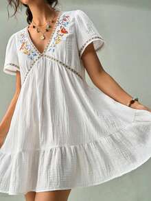 Vestido mini con cuello en V y decoración bordada para mujer, vestido casual blanco para mujer, adecuado para varias ocasiones - Blanco - Ver 2