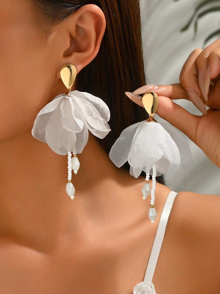 1 par de pendientes largos con flor de tela elegante, adecuados para uso diario (color de la cuenta al azar) - Blanco roto - E1337 - Ver 1