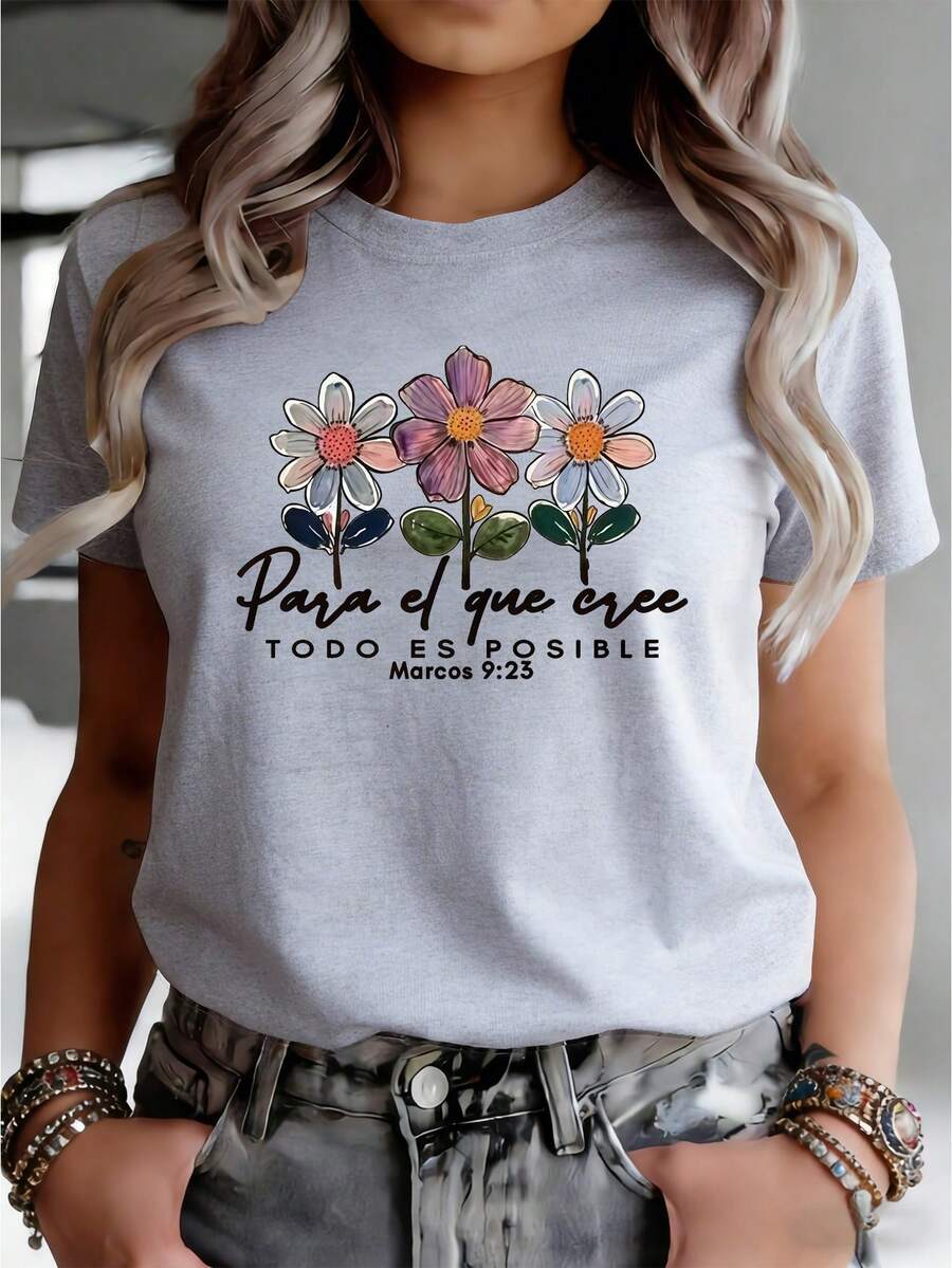 T-Shirt With A Colorful Floral Print And A Bible Verse In Spanish, Women's Casual Summer Wear With Short Sleeves And A Round Neck, Urban Style For Parties And Events. 51WL - 淺灰色 - 查看 1