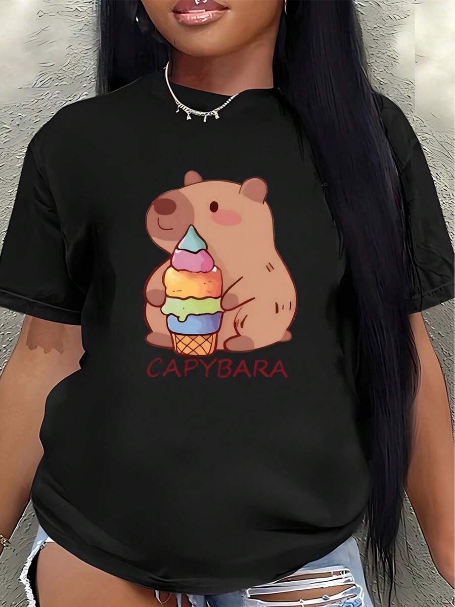 Camiseta de manga corta, ligera y duradera, con un diseño de capibara de dibujos animados con helado, perfecta para relajarse en casa, ir a cafeterías o realizar actividades al aire libre. - Negro - Ver 1