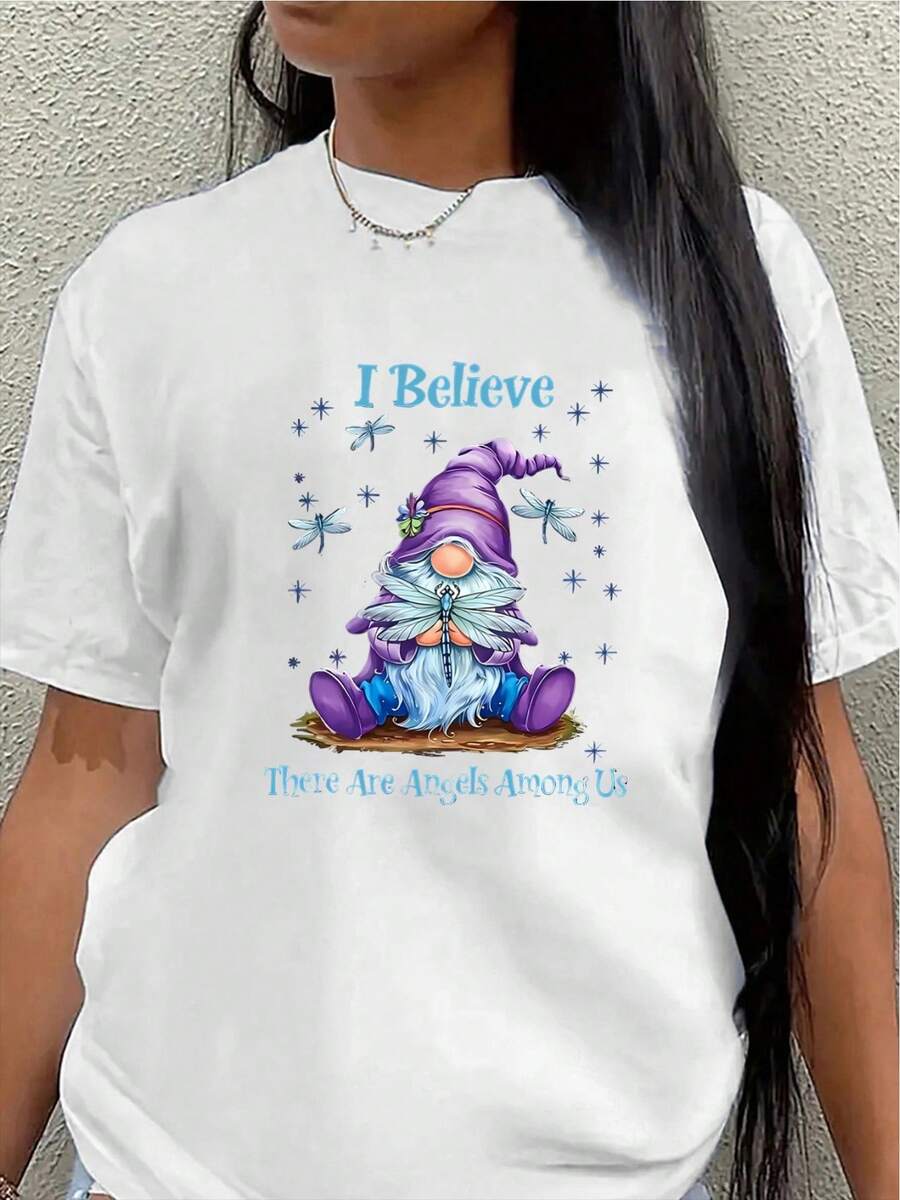 This Lightweight And Durable Short-Sleeved T-Shirt, Featuring A Gnome Design And The "I Believe There Are Angels Among Us" Print, Is Perfect For Casual Activities At Home Or In A Cafe, Offering A Soft And Comfortable Everyday Wearing Experience. - 白色 - 查看 1