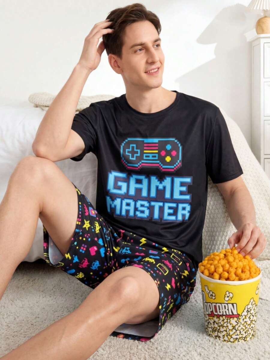 男士字母 GAME MASTER 與遊戲手柄圖案印花睡衣套裝 短袖上衣與短褲 - 黑色 - 查看 1