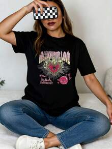 Camiseta de mujer con estampado de llamas, camiseta casual negra de manga corta, estampada con las palabras INSTUARY LOVE, patrón de donuts rosados, modelo con peinado castaño claro, combinada con jeans blancos y zapatillas blancas, adecuada para uso diario - Camiseta unisex de algodón holgada de manga corta y cuello redondo estilo vintage urbano. - Negro - Ver 7