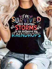 Camiseta única y colorida con diseño Y2K que dice He sobrevivido a demasiadas tormentas para ser molestado por las gotas de lluvia, ideal para mostrar tu actitud positiva y estilo único. Perfecta para quienes aman la moda y buscan destacar en cualquier ocasión. - Negro - Ver 8