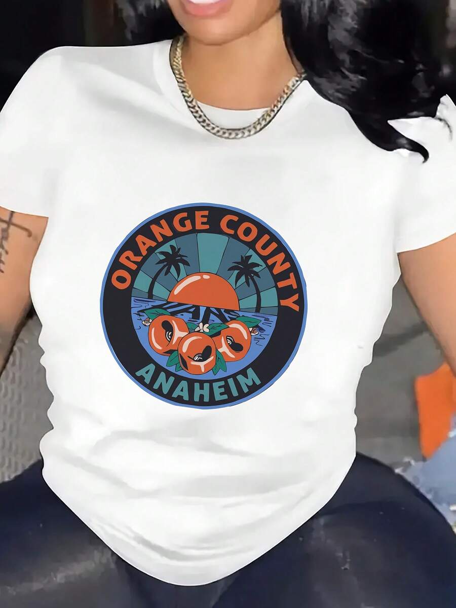 Una camiseta estampada para mujer con temática de Orange County Anaheim, de tela suave, elástica y transpirable, corte holgado con cuello redondo y mangas cortas, decorada con palmeras y olas de dibujos animados, adecuada para el uso diario en verano, perfecta para actividades al aire libre y para mostrar individualidad, cómoda y suave, disponible hasta agotar existencias, un excelente regalo para seres queridos, una excelente opción para el Día de San Valentín, adecuada para todas las estaciones, moderna y a - Camiseta unisex de algodón, manga corta, cuello redondo y corte holgado, estilo vintage urbano. - Blanco - Ver 1