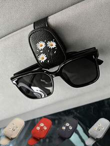 Suporte Magnético para Óculos com Estampa de Margarida para Viseira de Carro - Suporte Criativo para Óculos na Viseira de Carro | Material de Couro PU | Clipe Multifuncional Pode Segurar Ingressos, Contas e Cartões | Armazenamento de Óculos no Interior do Carro | Suporte para Óculos na Viseira de Carro | Acessórios para Interior de Carro - Multicolorido - Visão 5