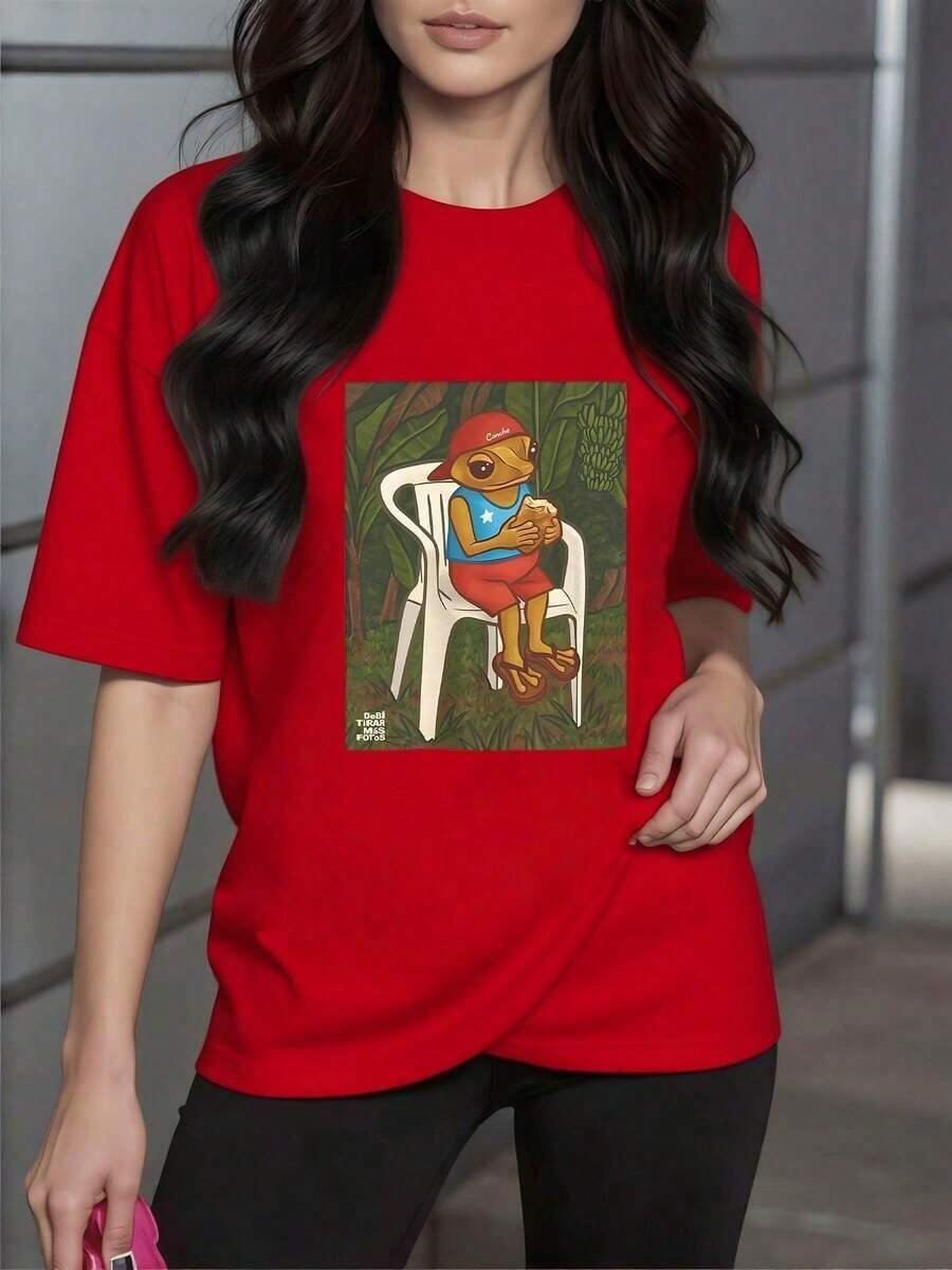 SoftFigura de rana con gorra roja disfrutando de una comida en una silla blanca rodeada de hojas tropicales que refleja un momento relajado y alegre camiseta para mujer 100% algodónNew Summer Women's T-shirt, Casual and Comfortable Crew Neck Top - Rojo - Ver 1