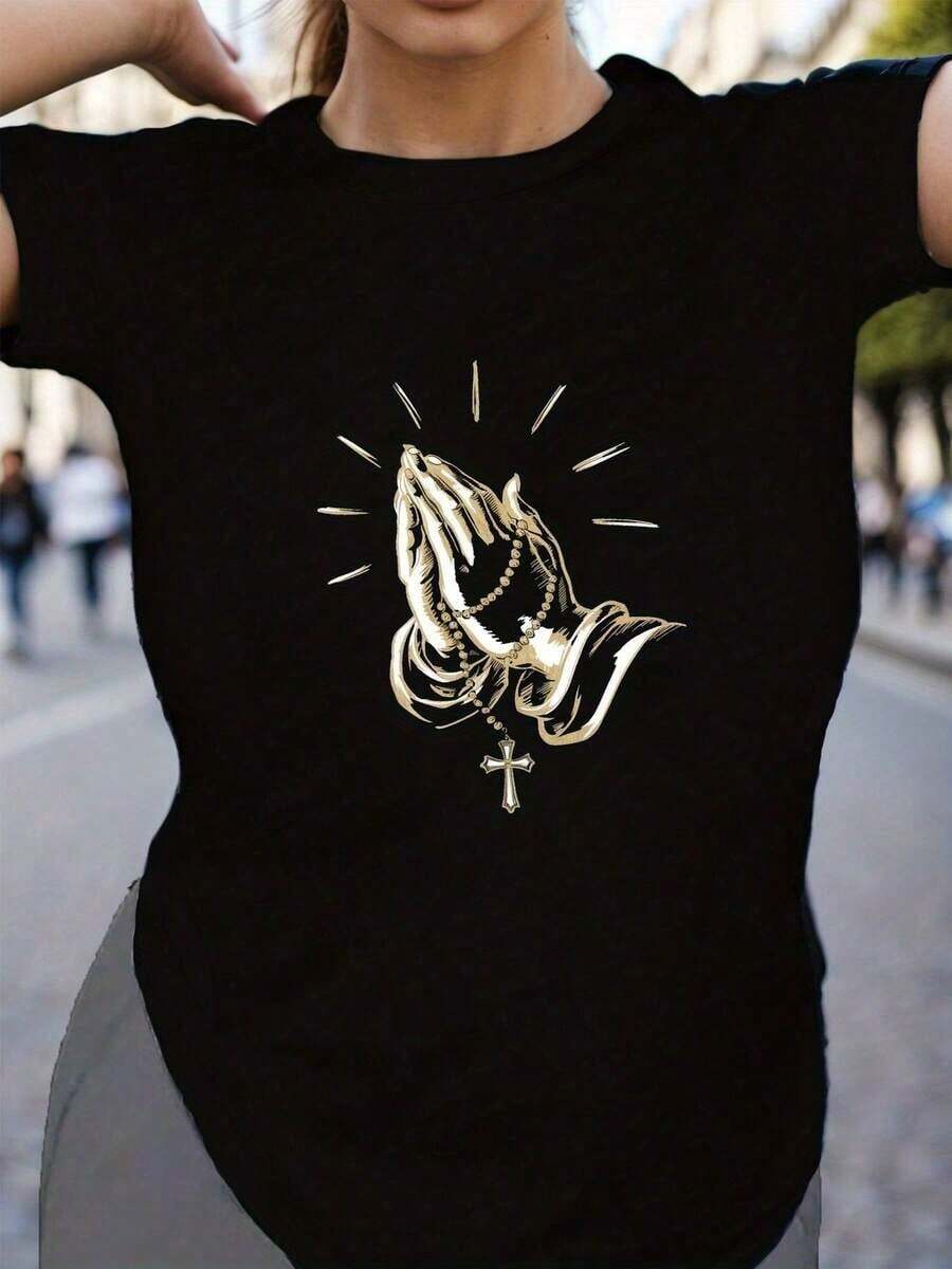 Camiseta moderna con diseño de manos rezando con rosario, estampado artístico para mujer, estilo casual ideal para el día a día, color negro, tallas disponibles S, M, L, XL, moda espiritual, en ropa cómoda. - Negro - Ver 1