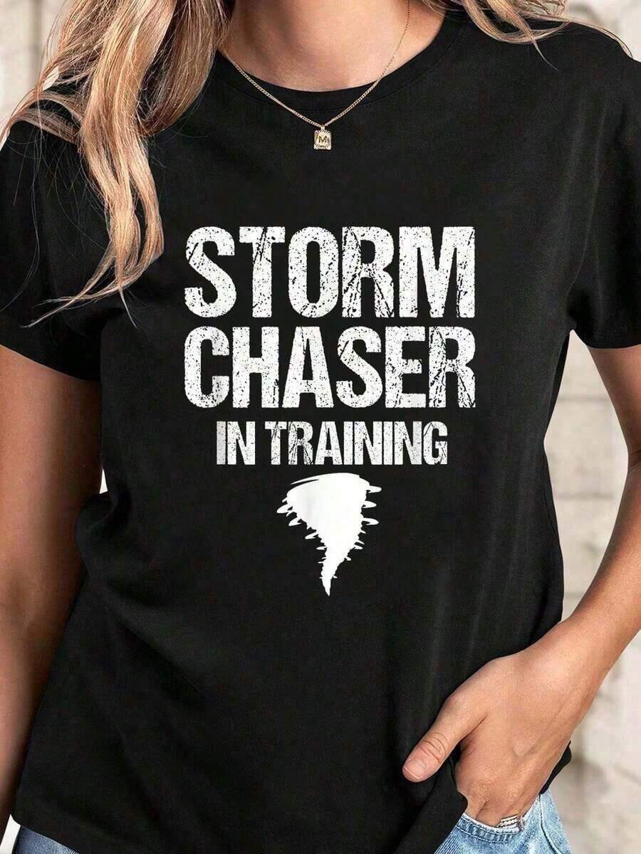 Blusas para mujer, Camiseta de regalo para el Día de la Madre con estampado gráfico casual de Cazador de Tormentas, Perseguir el Clima, Huracán, Tornado, Cuello Redondo, Manga Corta, Top de Verano, Adecuada para primavera, verano y otoño. - Negro - Ver 1