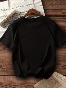 Una pieza de ropa femenina moderna con diseño de cuello redondo, que presenta un lindo estampado de pato y letras, perfecta para un uso diario casual y cómodo como una camiseta de manga corta. 180g 100% Algodón. - Negro - Ver 2
