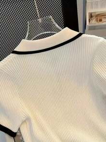 Blusa de punto de manga corta con cuello de contraste de color, adecuada para verano, primavera, otoño e invierno, elegante blusa de dama para playa y resort - Blanco - Ver 3