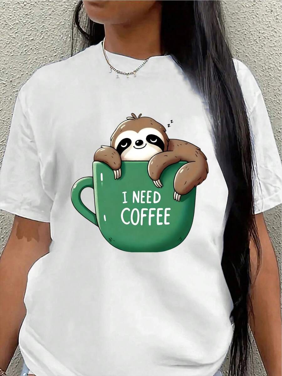 This Lightweight And Durable Short-Sleeved T-Shirt, Featuring A Relaxed Bear And Coffee Cup Design, Is Perfect For Casual Outings At Home, In A Coffee Shop Or In The Office, Offering A Comfortable Everyday Wearing Experience. - 白色 - 查看 1