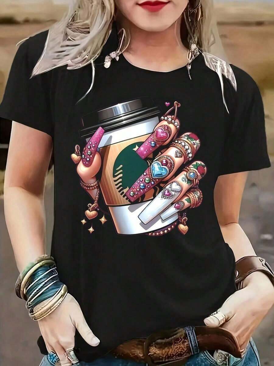 Camiseta creativa con diseño singular para mujeres, estilo moderno y casual, ideal para el día a día con estampado de café y manos elegantes. Disponible en talla M y color negro, perfecta para combinar con jeans y accesorios. Incluye elementos de moda y para un look único. Camisetas atractivas para amantes de la moda urbana, destacando en estaciones actuales. - Negro - Ver 1