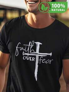 Camiseta masculina con diseño inspirador Fe sobre Miedo fondo negro palabra de moda estilo casual ideal para verano comodidad y estilo en uno tejido transpirable revela tu fortaleza interior con esta pieza esencial prenda única para hombres en acelera tu look diario siente la confianza - Negro - Ver 1