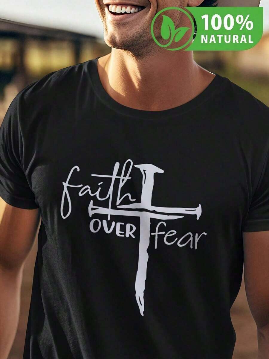 Camiseta masculina con diseño inspirador Fe sobre Miedo fondo negro palabra de moda estilo casual ideal para verano comodidad y estilo en uno tejido transpirable revela tu fortaleza interior con esta pieza esencial prenda única para hombres en acelera tu look diario siente la confianza - Negro - Ver 1