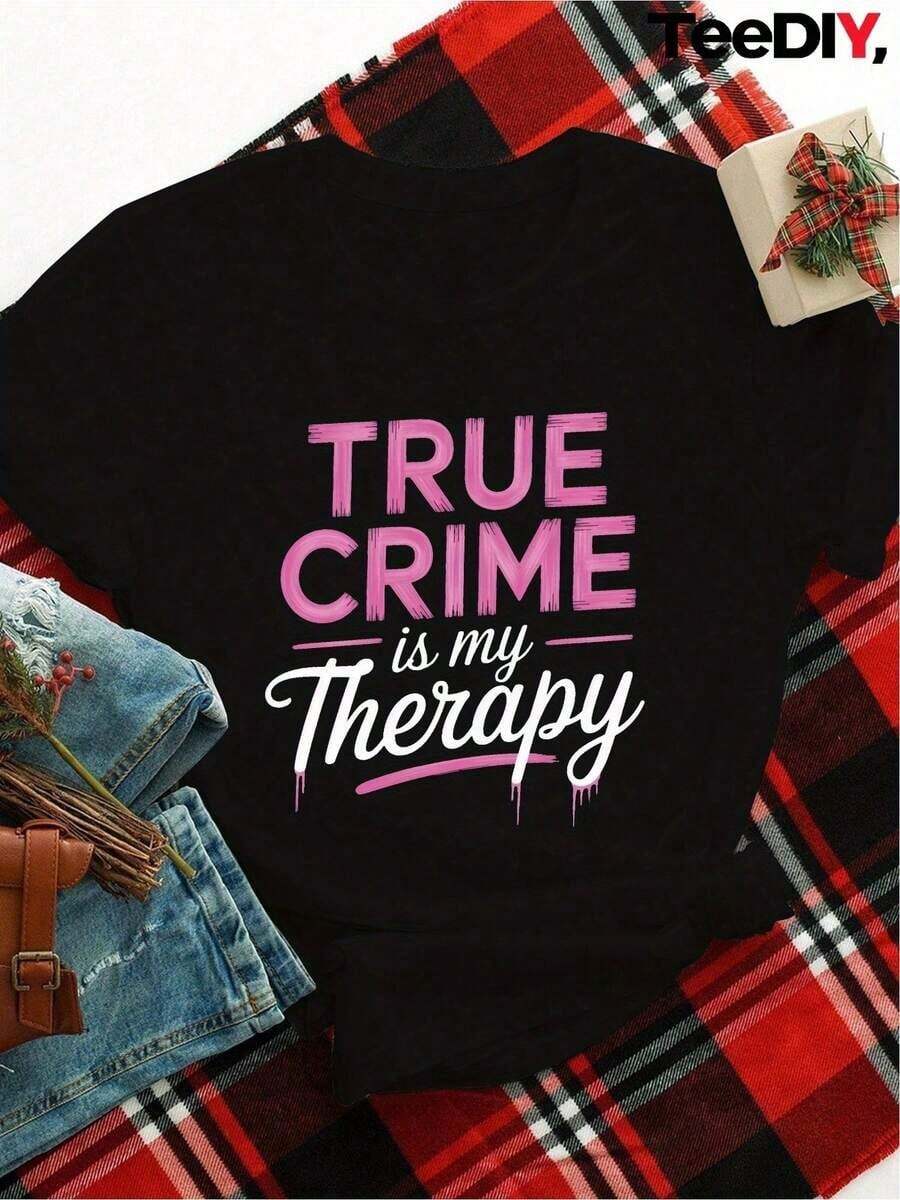 Camiseta única y moderna con diseño Y2K que dice "True Crime is my Therapy" ideal para amantes de los misterios y la cultura pop destacando tu estilo auténtico y divertido perfecta para lucir en cualquier ocasión. - Negro - Ver 1