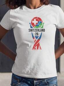 Camiseta Gráfica de Fútbol Estilo Homenaje a la Bandera de Suiza, Diseño Animado de Trofeo de Torneo Mundial, Regalo Inspirado en el Fútbol para Aficionados, Camiseta Unisex - Negro - Ver 1