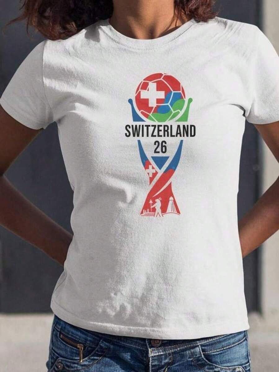 Camiseta Gráfica de Fútbol Estilo Homenaje a la Bandera de Suiza, Diseño Animado de Trofeo de Torneo Mundial, Regalo Inspirado en el Fútbol para Aficionados, Camiseta Unisex - Negro - Ver 1