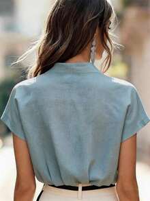Blusa de mezcla de lino beige casual y elegante para mujer, con cuello alto, manga de murciélago de cuello en V, manga corta para oficina.Blusa holgada de manga corta en V para uso diario, citas y brunch, blusa blanca de verano - Niebla azul - Ver 2