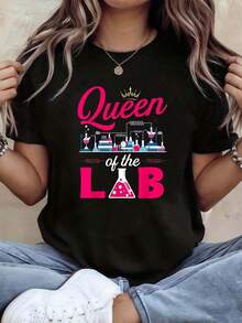 ComfortableReina del Laboratorio, moderna y elegante con equipo y coronas. Camiseta de primavera-verano de cuello redondo, estilo casual, para mujer de talla grande, con estampado de Reina del Laboratorio. Diseño creativo, cómoda para el uso diario y salidas. Tela suave. Camiseta de manga corta para mujer, estilo básico que combina con todo, ideal para usar como prenda interior o exterior. - Negro - Ver 1