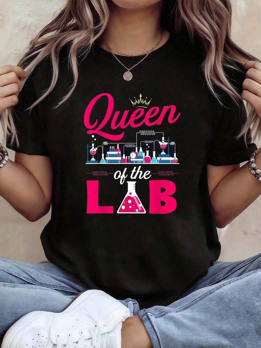 ComfortableReina del Laboratorio, moderna y elegante con equipo y coronas. Camiseta de primavera-verano de cuello redondo, estilo casual, para mujer de talla grande, con estampado de Reina del Laboratorio. Diseño creativo, cómoda para el uso diario y salidas. Tela suave. Camiseta de manga corta para mujer, estilo básico que combina con todo, ideal para usar como prenda interior o exterior. - Negro - Ver 1