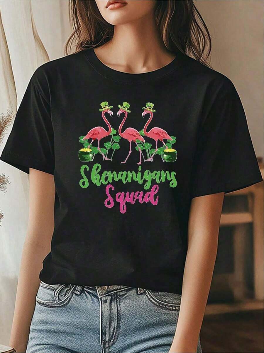 Camiseta única con diseño de flamencos coloridos y texto divertido Shenanigans Squad perfecta para quienes aman la moda y el estilo y2k en México ideal para resaltar en fiestas y eventos casuales no te quedes sin la tuya - Negro - Ver 1