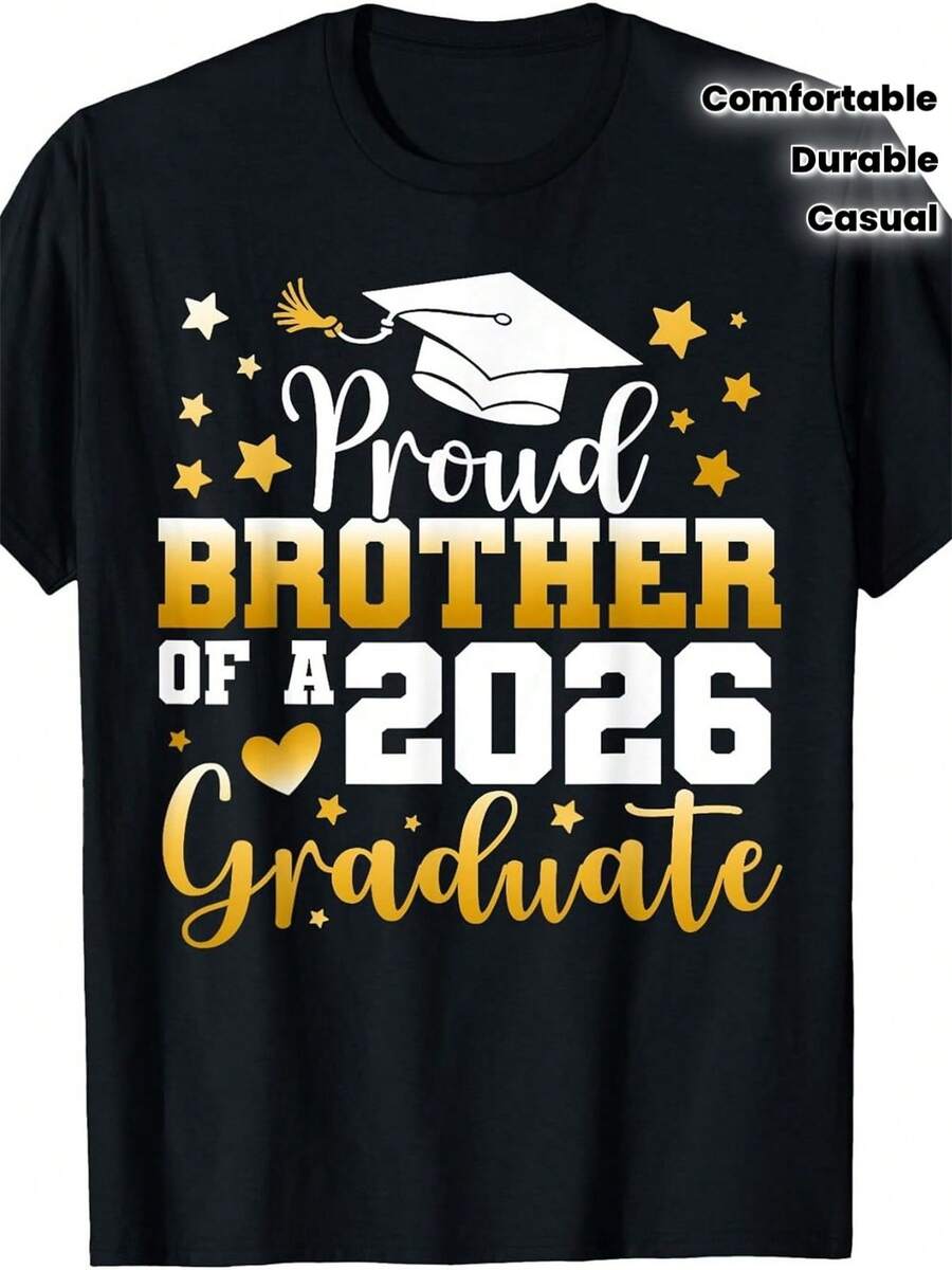 1 camiseta para hombre de la temporada de graduación 2026 - "Los hermanos y hermanas se enorgullecen de los graduados", diseño con fuente dorada y certificado de graduación, regalo para la celebración de la graduación 2026, cuello redondo informal, cómoda y duradera, adecuada para todas las estaciones, 180g, 100% algodón. - Negro - Ver 1