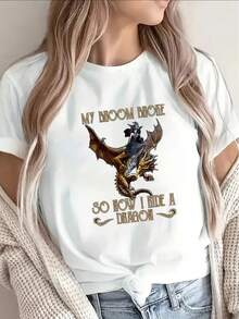 Una camiseta de manga corta, ligera y resistente, con un diseño de dragón y la frase humorística: 'Mi escoba se rompió, así que ahora monto en un dragón'. Muy adecuado para salidas informales o para relajarse en casa. 180g 100% Algodón - Blanco - Ver 11