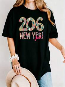 206 Camiseta con estampado de leopardo de Año Nuevo, cuello redondo casual en rosa y blanco, diseño divertido combinado con cabello largo ondulado rubio, jeans azul claro, sombrero beige y pulsera blanca - Conjunto de colores - Camiseta unisex de manga corta, cuello redondo, de algodón suelto, estilo vintage urbano. - Negro - Ver 7