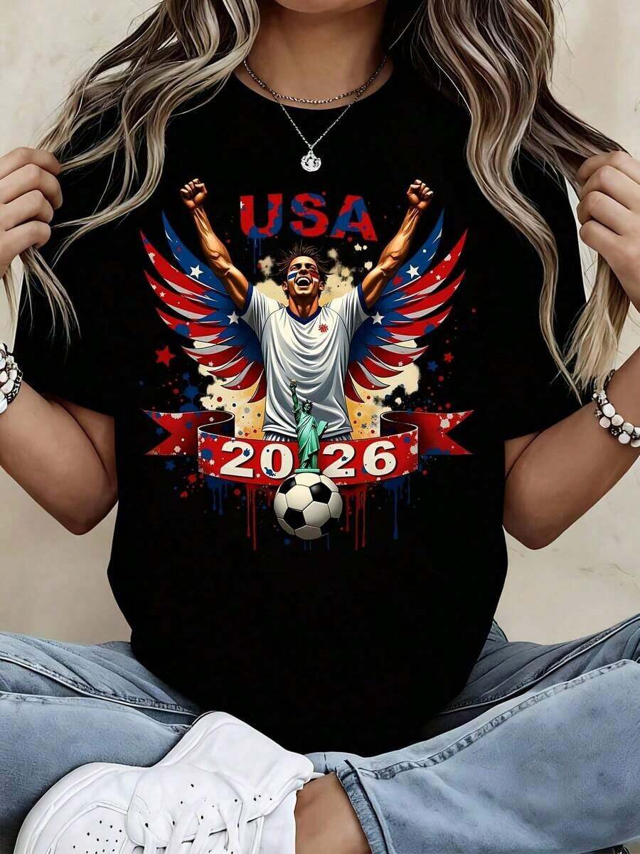Camiseta de aficionado al fútbol de EE. UU. Blanca con diseño de alas de la bandera de EE. UU. y la Estatua de la Libertad para el 2026, ideal para eventos deportivos y el orgullo nacional) playeras de mujer - Negro - Ver 1
