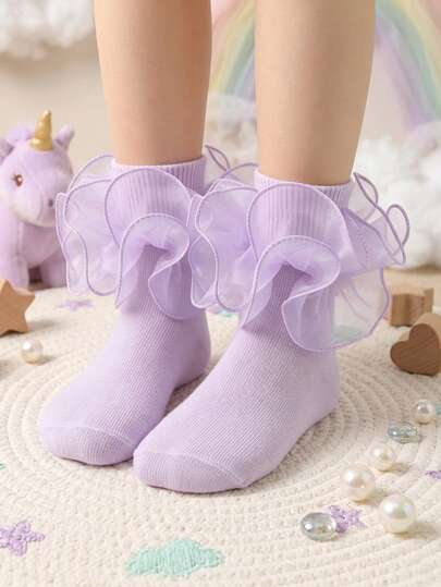 1 đôi tất bé gái có viền ren hoa xếp nếp, tất công chúa cho bé.