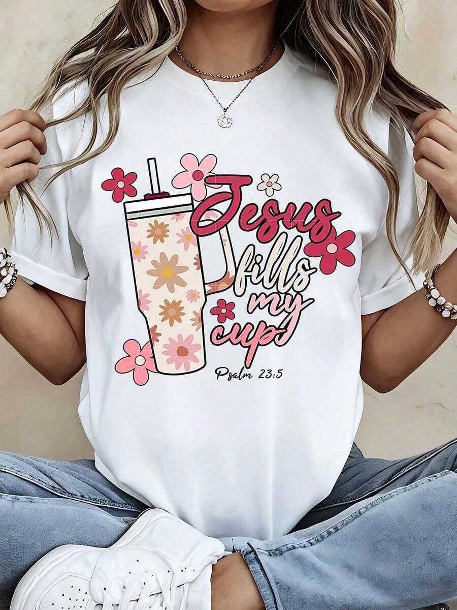 Camiseta con Diseño Floral "Jesús Llena Mi Copa" y Versículo Bíblico Salmo 23:5 para Atuendos Casuales y Deportivos - Estilo Urbano Vintage Unisex, Camiseta de Manga Corta de Algodón 100% Algodón - Blanco - Ver 1