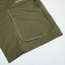 Adidas TERREX 男士運動多口袋戶外寬鬆短褲，春夏工裝運動百慕達短褲 JD3487 - 岩層橄欖綠/深灰 - 查看 3