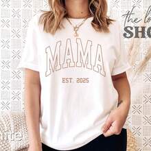 C1Amia Mama Est. [Ano] Presente peralizado para mamãe, C1AmiA1 Para chá de bebê220g Cotton T1S1HIRT, with reinforced rib, durable UniS1Ex for everyone, woM1en or M1en high quality durable fabric, suitable for all periods, soft to touch, but durable to make, for woM en vaC Action ouT s woM en memorial day, June Day, Labor Day - Blanco - Ver 1