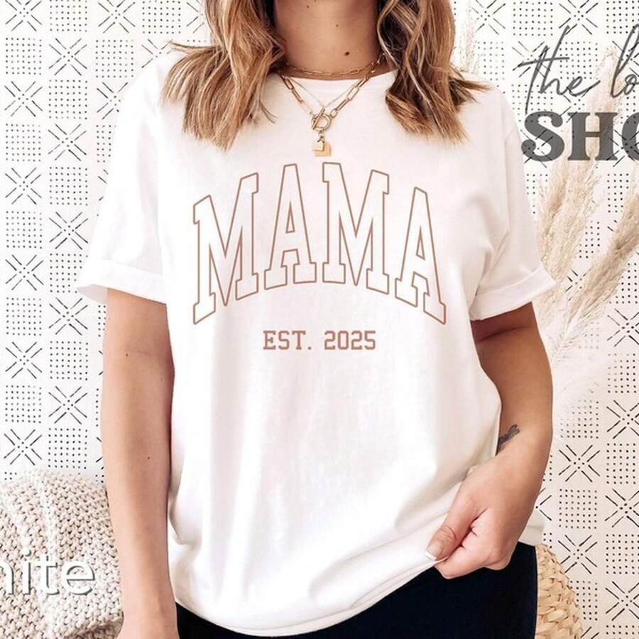C1Amia Mama Est. [Ano] Presente peralizado para mamãe, C1AmiA1 Para chá de bebê220g Cotton T1S1HIRT, with reinforced rib, durable UniS1Ex for everyone, woM1en or M1en high quality durable fabric, suitable for all periods, soft to touch, but durable to make, for woM en vaC Action ouT s woM en memorial day, June Day, Labor Day - Blanco - Ver 1