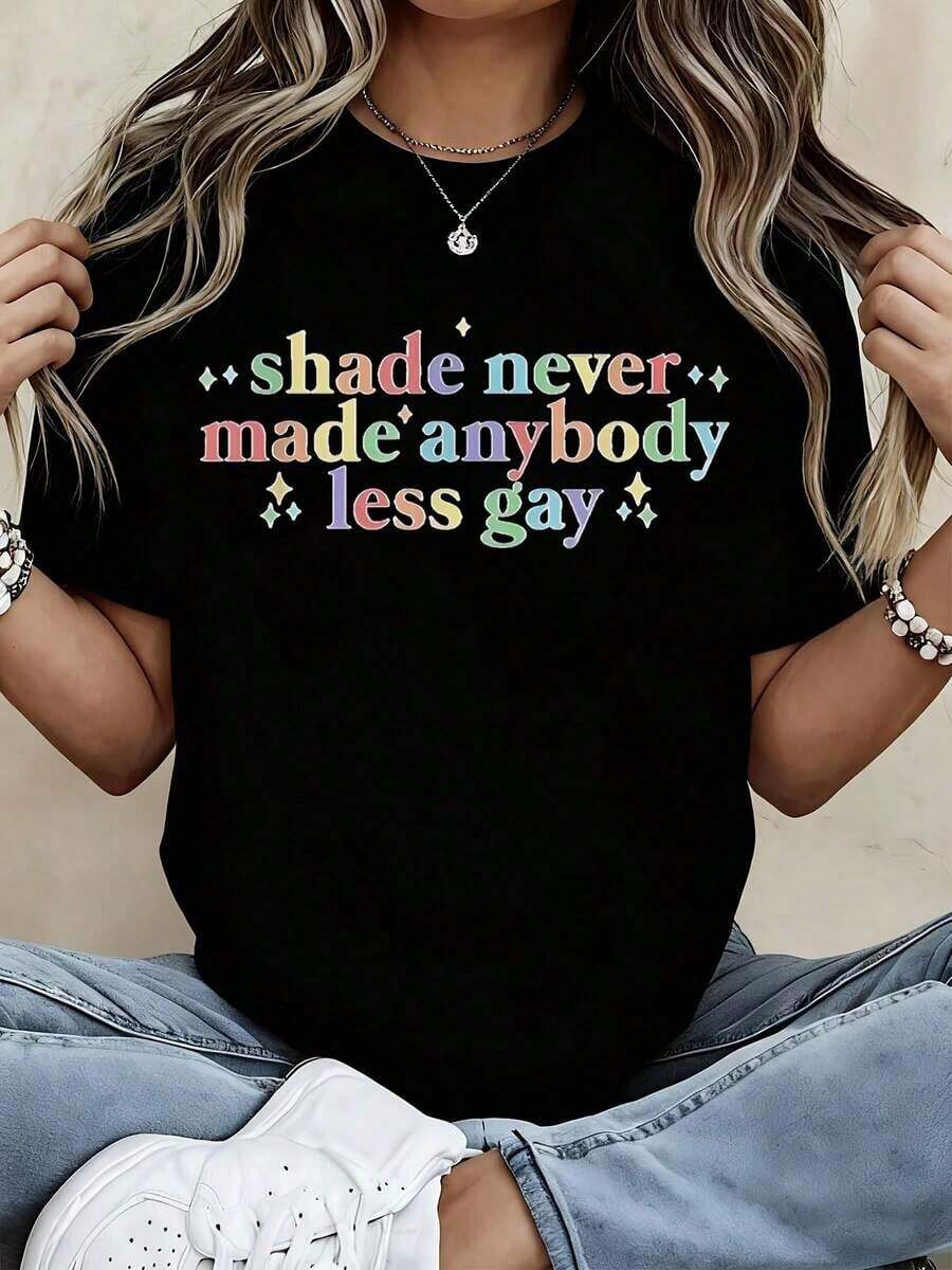 Camiseta Blanca Casual para Mujer con Estampado de Arcoíris "Never Made Anybody Less Gay" - Top Casual de Orgullo para Eventos LGBTQ+ y Uso Diario. - Negro - Ver 1