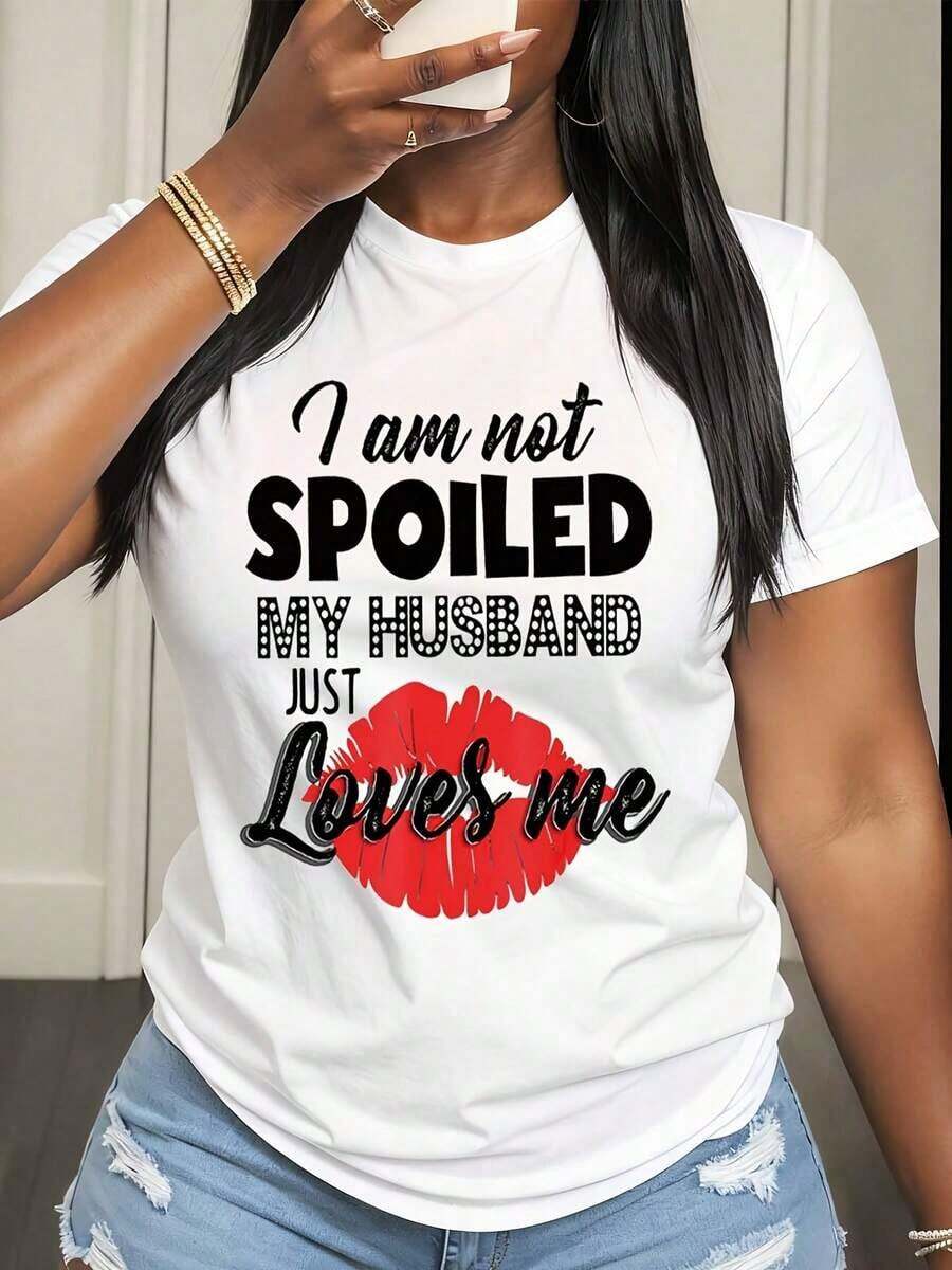 Camiseta Casual para Mujer con Estampado de Labios: "No Estoy Mimada, Mi Esposo Simplemente Me Quiena", para Uso Diario y Conjuntos Románticos - Blanco - Ver 1