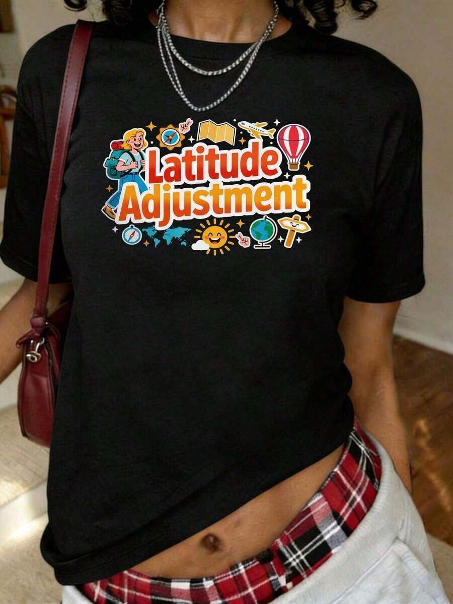 1 pieza de camiseta con estampado "Latitude Adjustment", manga corta, cuello redondo, top casual para verano y primavera, ropa de mujer, 180g, 100% algodón. - Negro - Ver 1