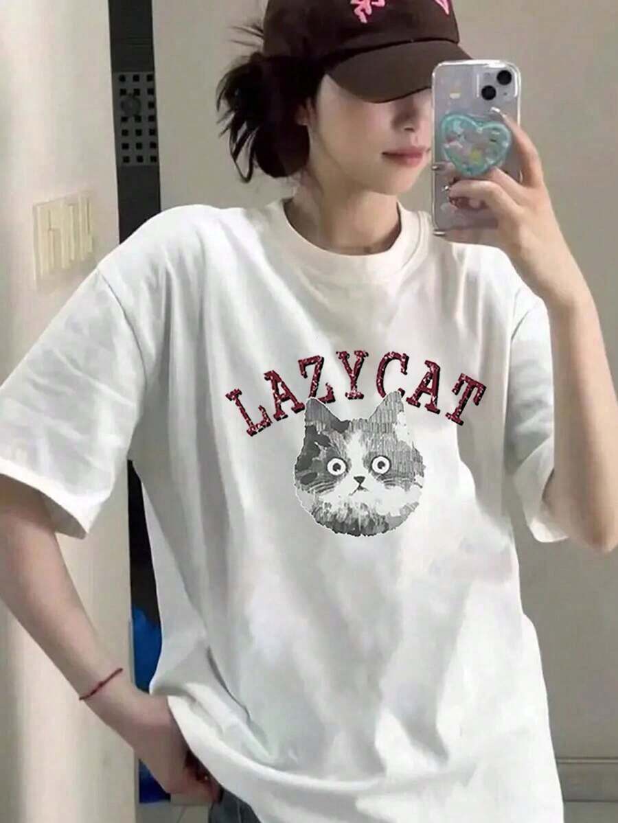 Camiseta de manga corta con cuello redondo y corte holgado para mujer, con diseño estampado de grafiti, letras y un lindo gato de dibujos animados, adecuada para primavera y verano, de alta calidad. - Blanco - Ver 1