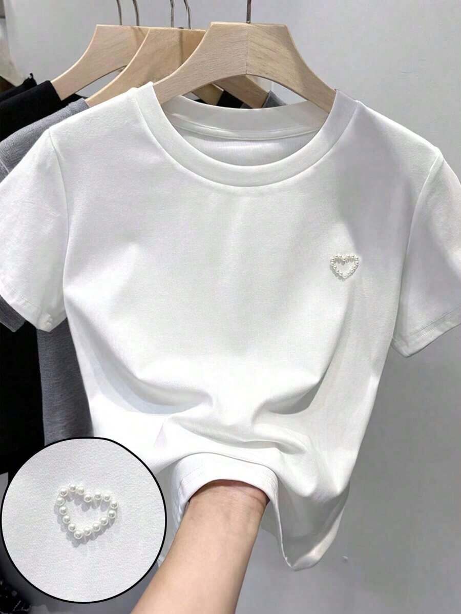 Camiseta de manga corta de unicolor con decoración de tachuelas en forma de corazón, de uso versátil y casual - Blanco 2 - Ver 1
