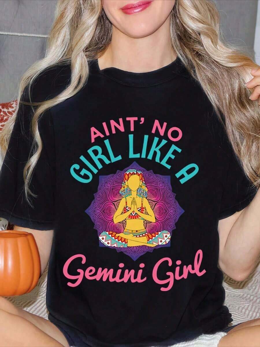 Women's Yoga T-Shirt With Gemini Design, Short Sleeve, Round Neck, Casual Style For Spring And Summer, Gift For Zodiac Lovers. Cotton Fabric, Machine Washable, Casual T-Shirt For Women, Suitable For Casual Occasions. Women's Blouses. - 黑色 - 查看 1