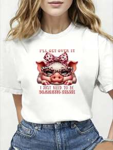 Camiseta negra, decorada con coloridos patrones de cerditos rosados y gafas con lazo de estampado de leopardo, impresa con las palabras Voy a superar esto y Primero necesito fingir ser dramática, camiseta casual de verano para mujer con cuello redondo, combinada con cabello largo ondulado dorado, jeans azules y un cinturón plateado - Camiseta unisex de manga corta, cuello redondo, de algodón suelto, estilo vintage urbano. - Negro - Ver 7