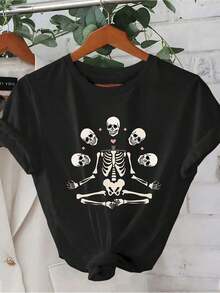 T-Shirt Y2K con diseño de esqueleto y calaveras en meditación un estilo único y atrevido ideal para amantes de la moda urbana disponible en color negro destacando su originalidad y  populares en México para un look casual y fresco - Negro - Ver 1