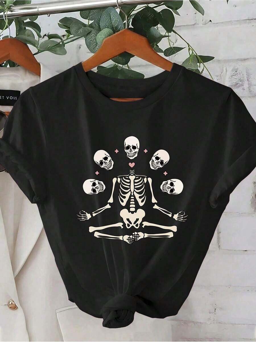 T-Shirt Y2K con diseño de esqueleto y calaveras en meditación un estilo único y atrevido ideal para amantes de la moda urbana disponible en color negro destacando su originalidad y populares en México para un look casual y fresco - Negro - Ver 1