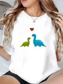 Women's Clothing: Drawing Of Two Colorful Dinosaurs Exchanging A Tender Look With A Red Heart Symbolizing Love. Casual Short-Sleeved Women's T-Shirt. - 白色 - 查看 6